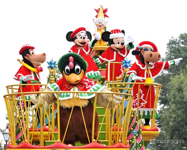 東京ディズニーランド「ディズニー・サンタヴィレッジ・パレード」（C）Disney