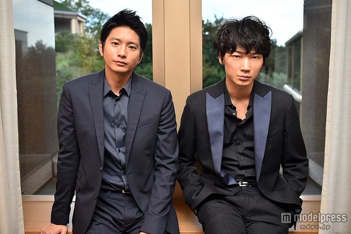 (左から)向井理、綾野剛