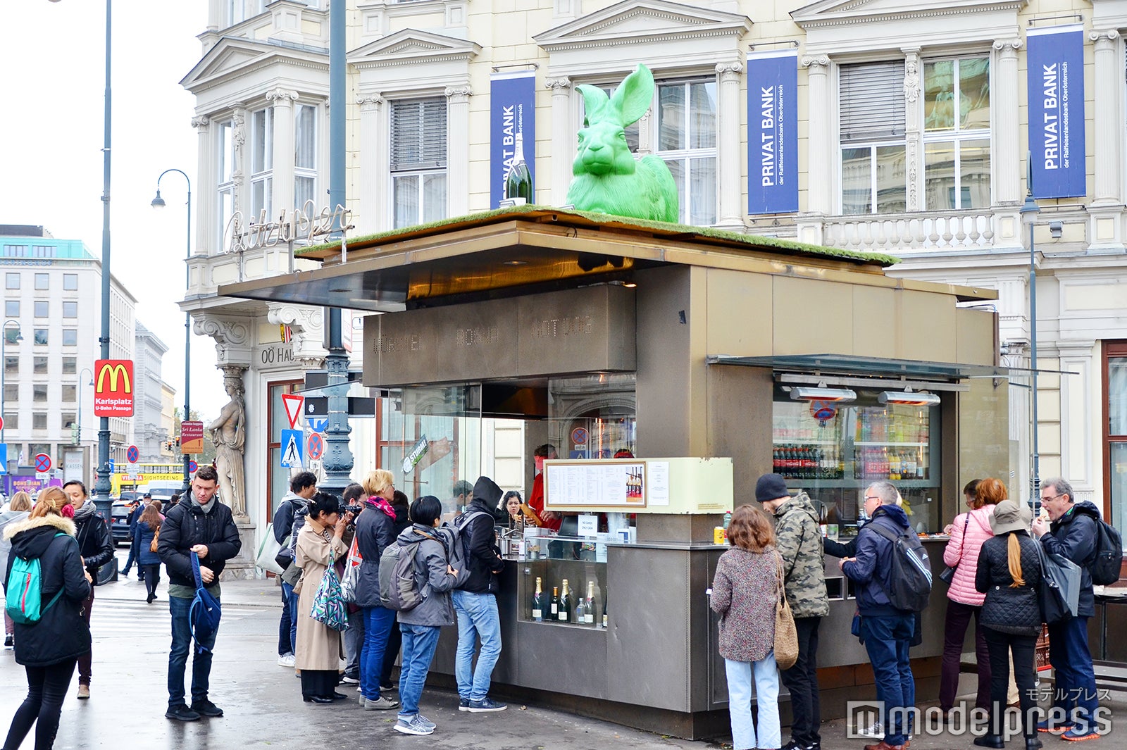 オペラ座近くの地元で人気ソーセージスタンド「ビッツィンガー」（C）モデルプレス
