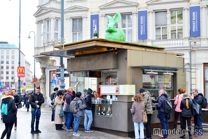 オペラ座近くの地元で人気ソーセージスタンド「ビッツィンガー」（C）ビューティーガール