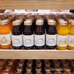 うさぎのにんじん&りんごドリンク・モモンガのブルーベリードリンク・シーサーのマンゴードリンク各税込590円(C)モデルプレス