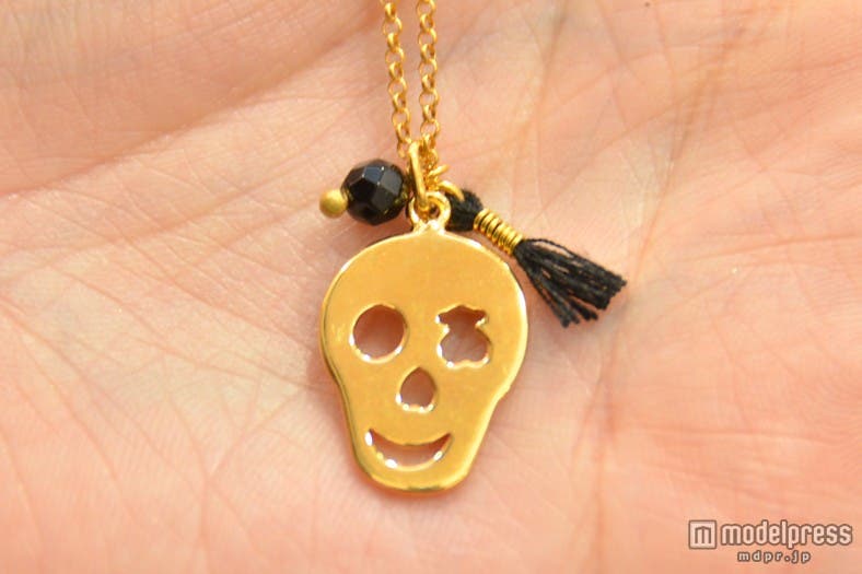 右目がベア型にくり抜かれたスカルのネックレス