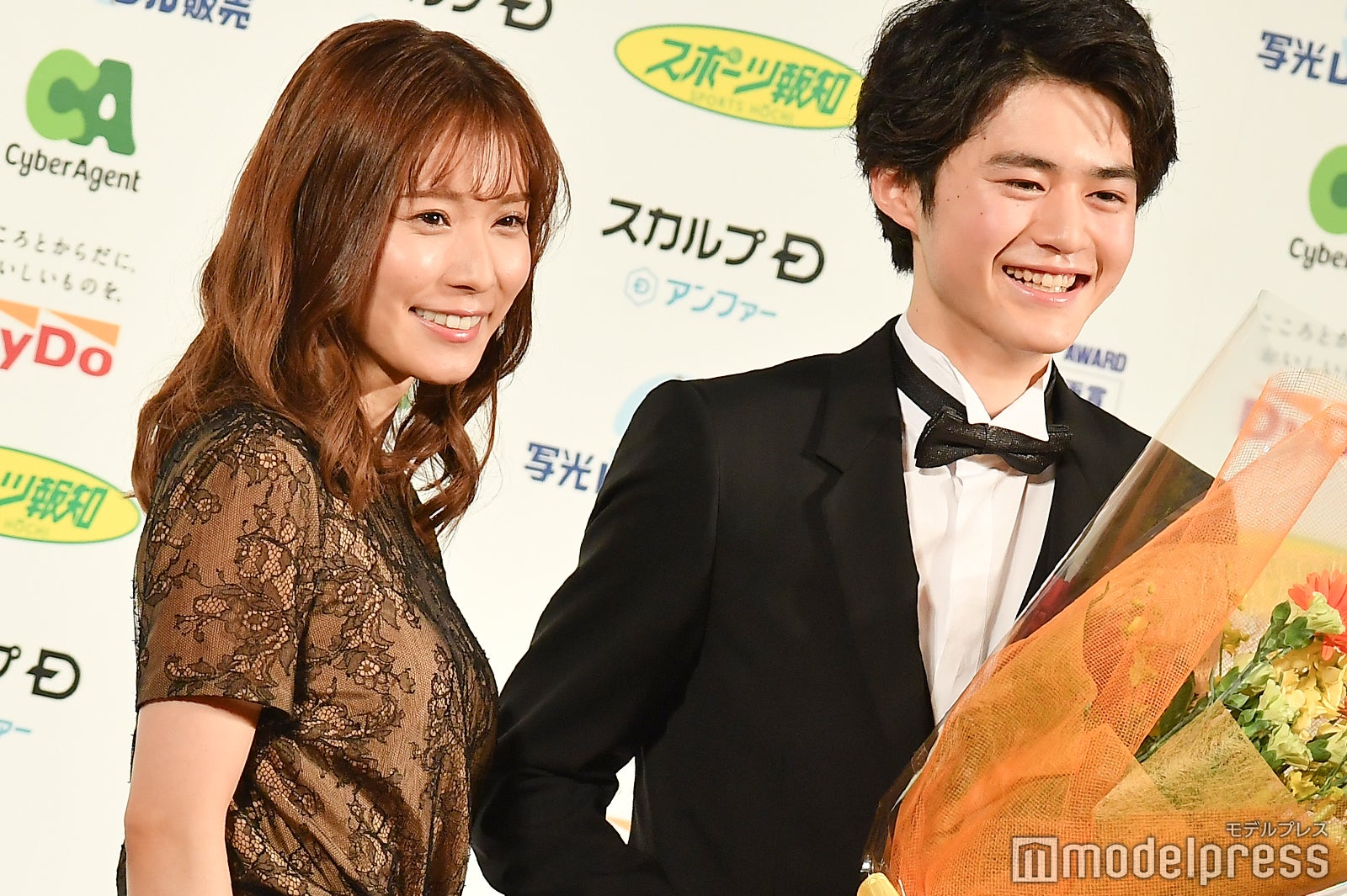 （左から）松岡茉優、鈴鹿央士（C）モデルプレス