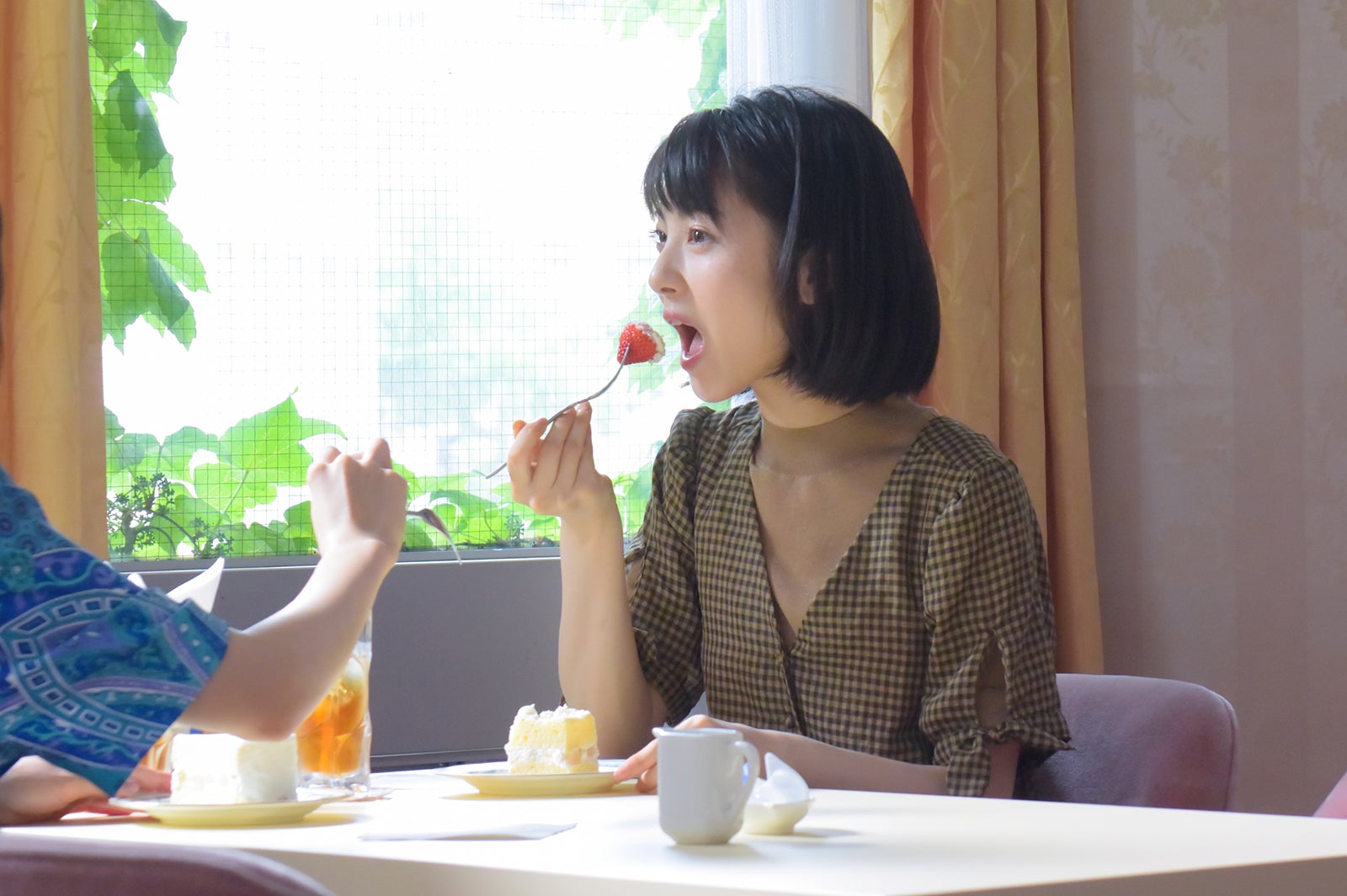 浜辺美波／メイキングカット（提供画像）