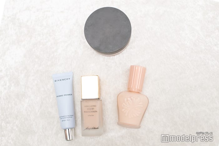 下地・ファンデーション(上から時計回り)THREE/アルティメイトダイアフェネス ルースパウダー トランスルーセント01、PAUL & JOE/モイスチュアライジング ファンデーション プライマー S01、Amplitude/ロングラスティング リキッドファンデーション 00、GIVENCHY/プリズム・プライマー 01(メイクアップベース) (C)モデルプレス