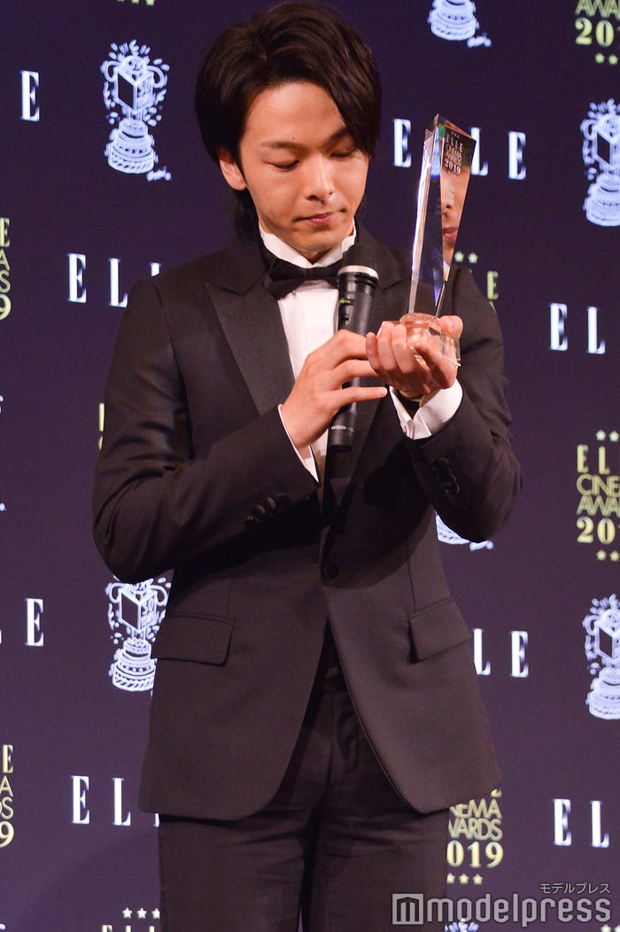 袖をまくって時計を見せようとする中村倫也 (C)モデルプレス