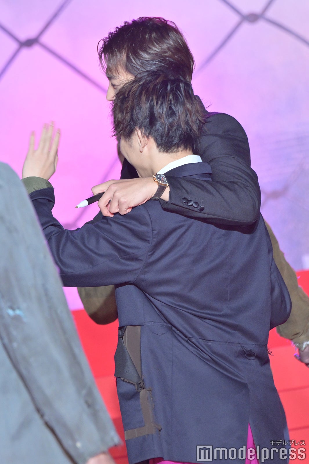 自撮りする竹内涼真、須賀健太（C）モデルプレス