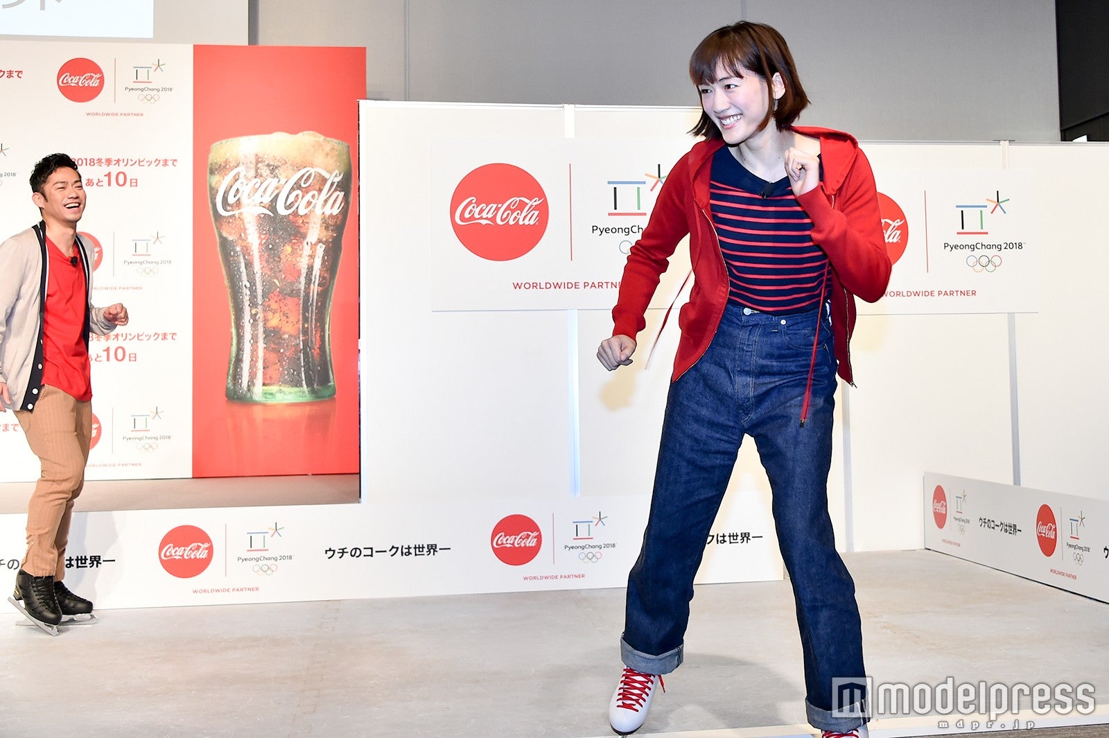 勢い余って記者の前に飛び出してくる綾瀬はるか、それを見守る高橋大輔（C）モデルプレス