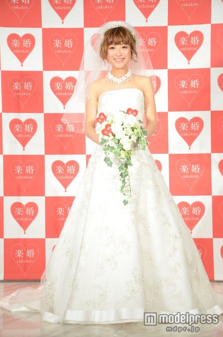 鈴木奈々/過去のイベントではウエディングドレス姿を披露