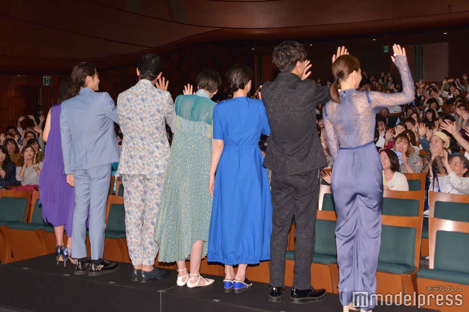 観客に挨拶するキャスト陣 （C）モデルプレス