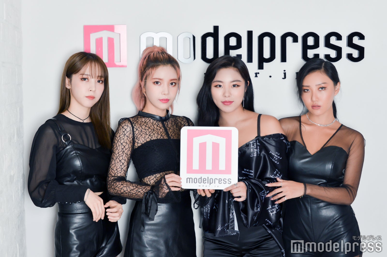 （左から）ムンビョル、ソラ、フィイン、ファサ（C）モデルプレス