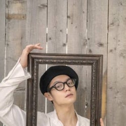 窪田正孝のベレー帽×メガネ姿にファン悶絶、12月デジタルカレンダー発売