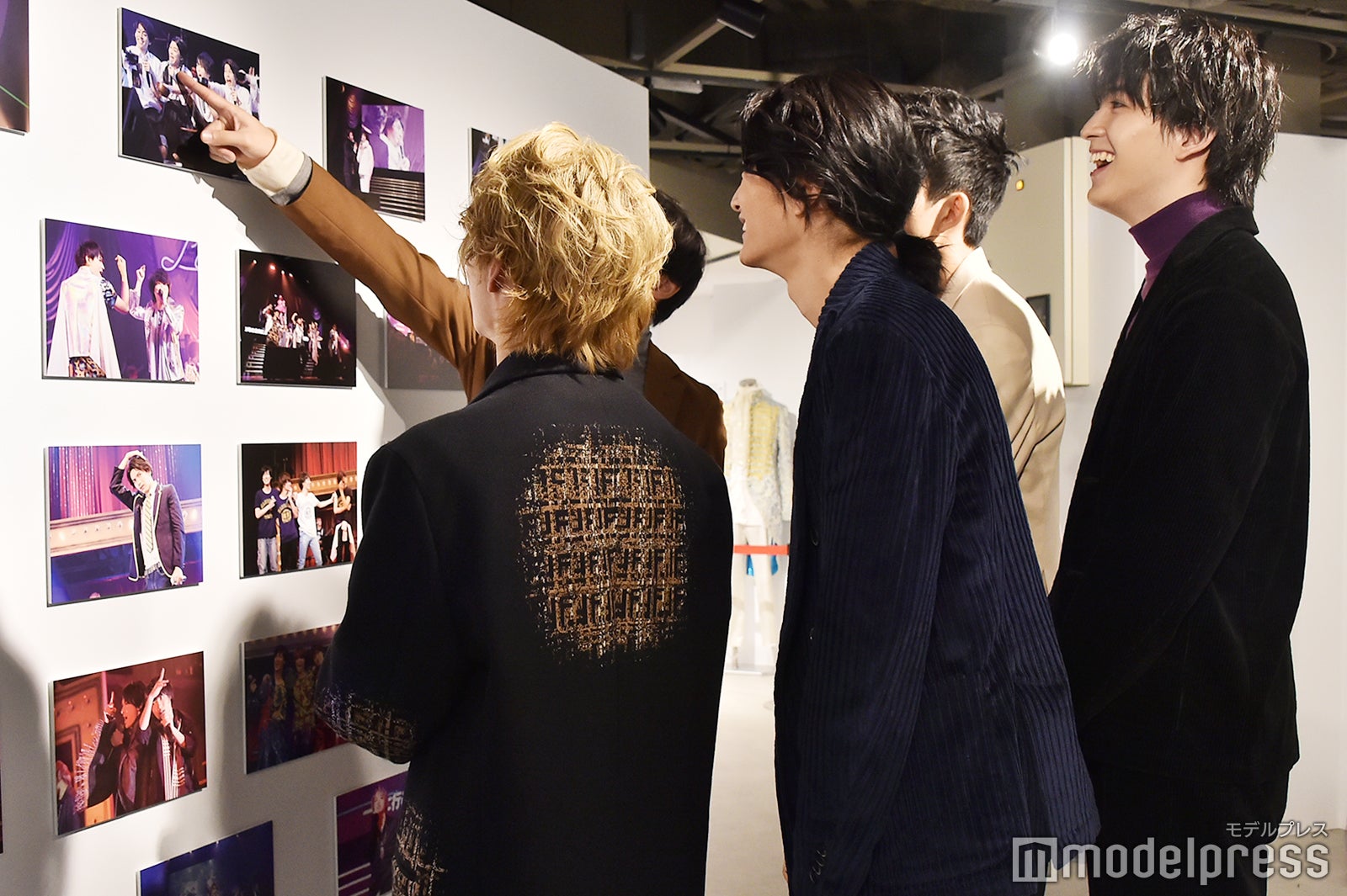 写真展を見学中 （C）モデルプレス