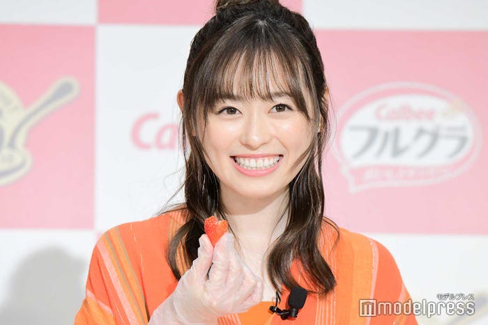 ハート型に切った苺を見せる福原遥 (C)モデルプレス