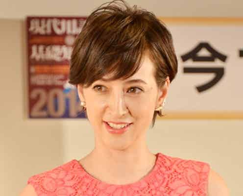 滝川クリステル、ミニドレスで美脚披露 しっとり色気放出