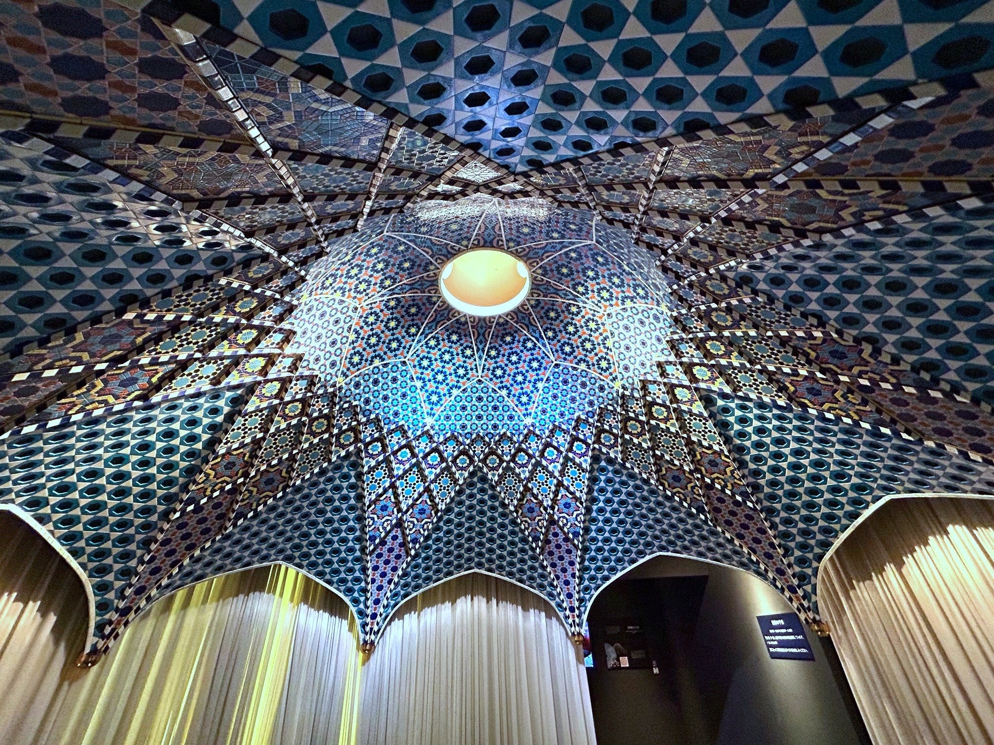 「世界のタイル博物館」のイスラームのタイル張りドーム天井