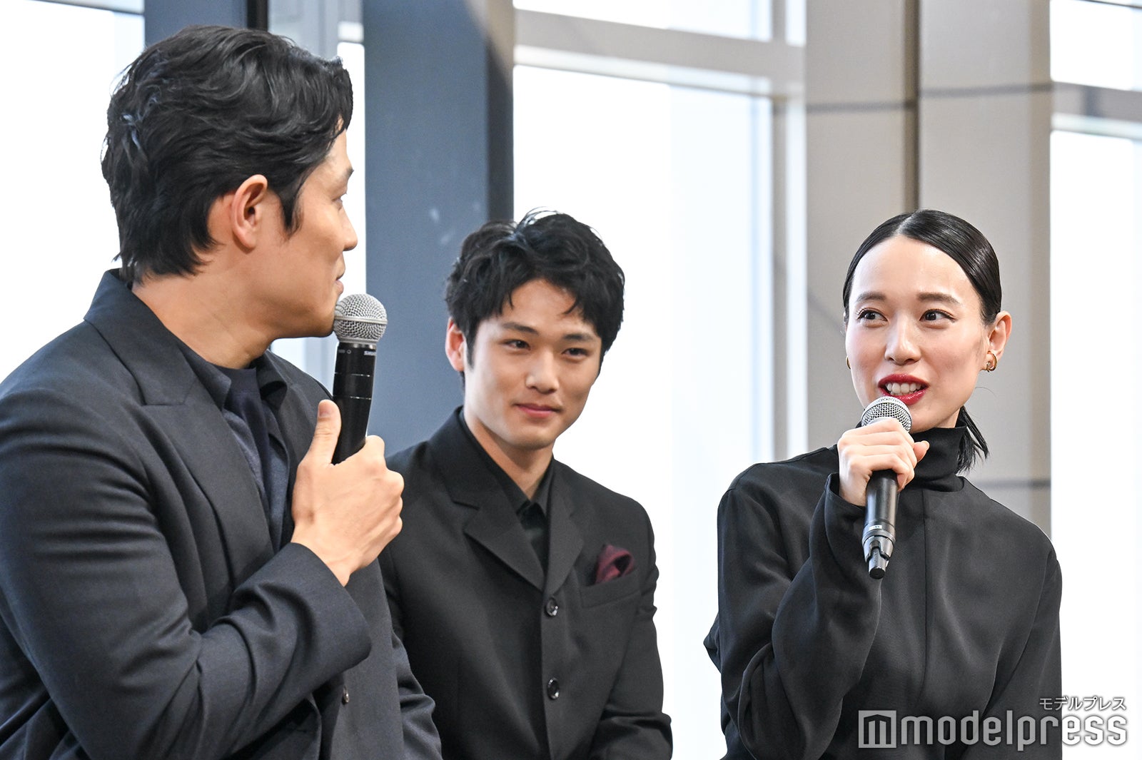 鈴木亮平、中川大輔、戸田恵梨香（C）モデルプレス