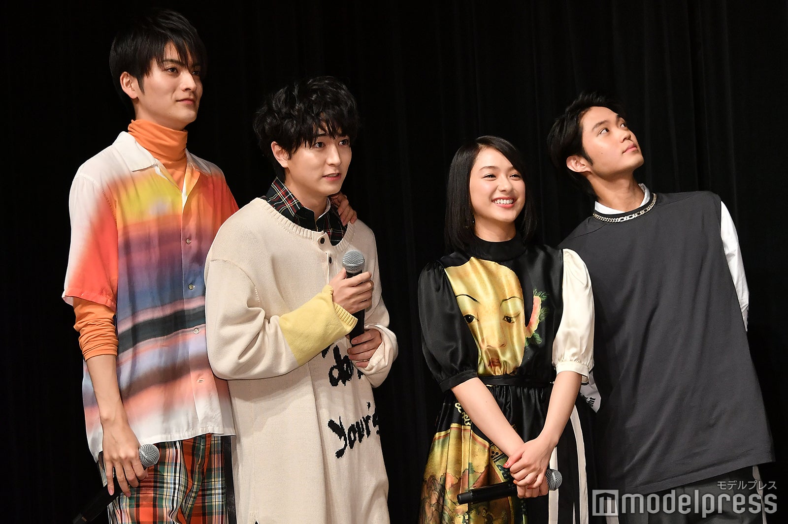 飯島寛騎の胸キュン再現を見守る一同（左から）山本涼介、稲葉友、平祐奈、磯村勇斗（C）モデルプレス