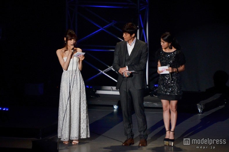 KARAギュリ、ソ・ジソクらと共に総合司会をつとめた南丘真希（左）