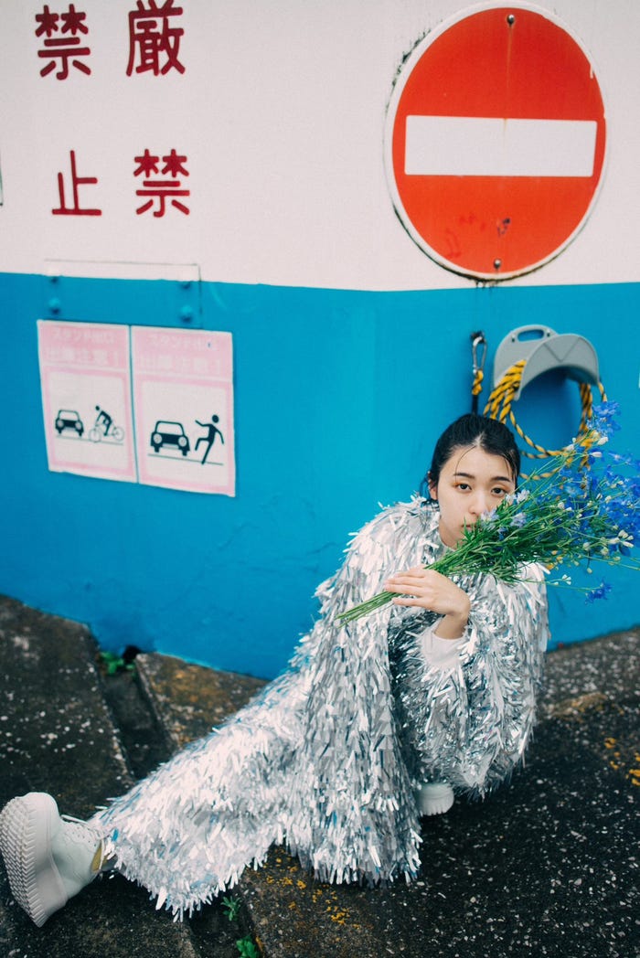鳴海唯/撮影:林響太郎、衣装:Viviano