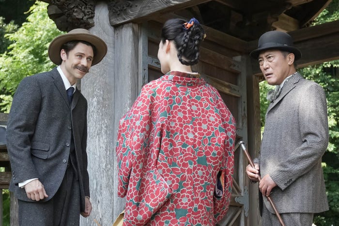 トミー・バストウ、北香那、佐野史郎「ばけばけ」第41話(C)NHK