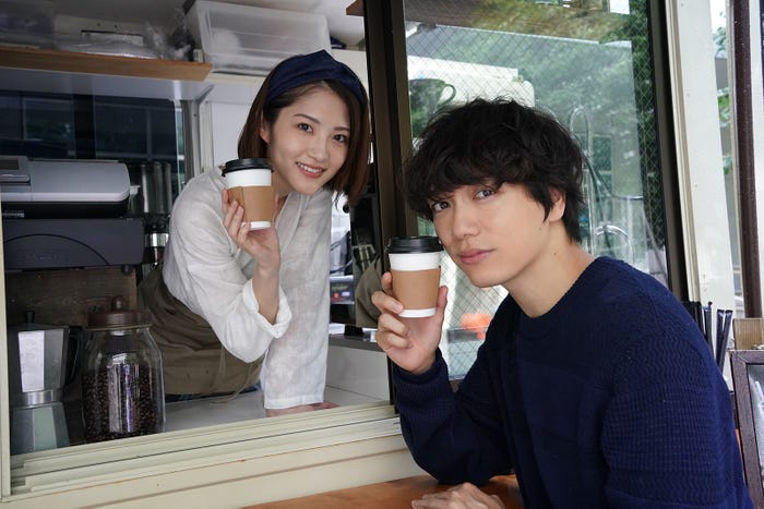 若月佑美、山崎育三郎 (C)2022横幕智裕・モリタイシ/集英社・映画「ラジエーションハウス」製作委員会