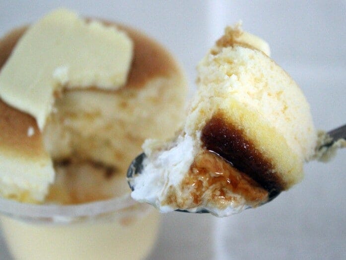 こっくり甘いカラメルソースが、ホットケーキの味わいの再現性を高めています