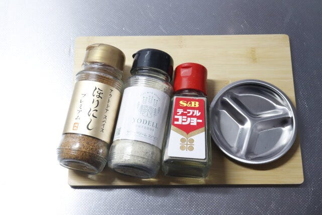 セリア　ステンレス食器3仕切皿9cm　調味料