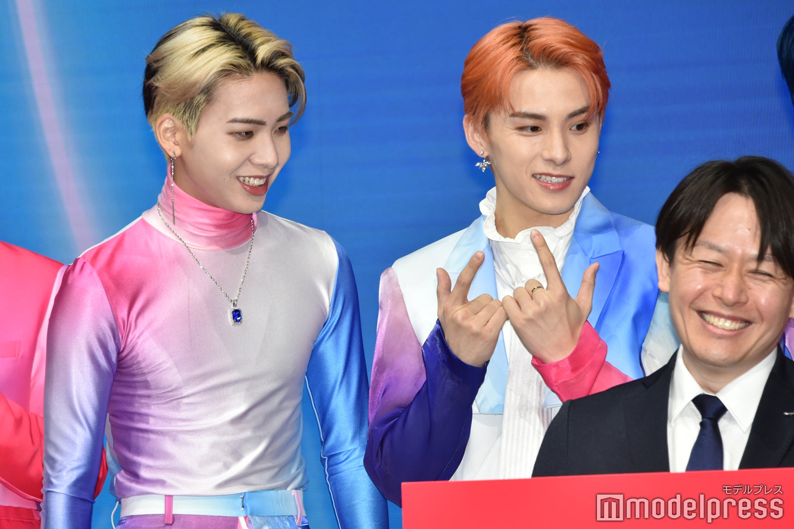 カメラマンがパネルを持っている前列にJO1ポーズをお願いしたため気にかける川尻蓮、川西拓実（C）モデルプレス