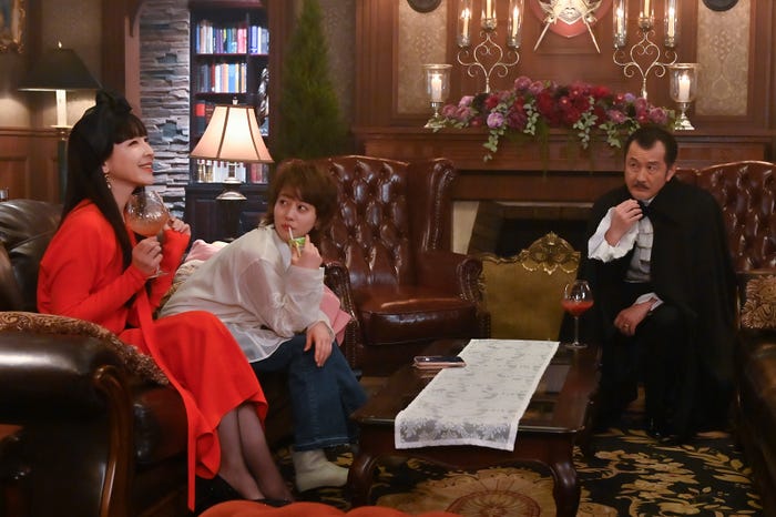 麻生久美子、高畑充希、吉田鋼太郎「unknown」第1話より(C)テレビ朝日