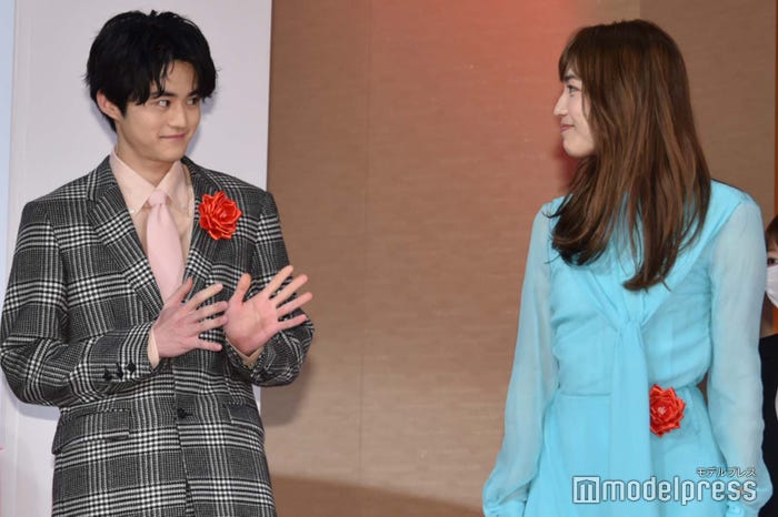 手話で会話する鈴鹿央士、川口春奈 (C)モデルプレス