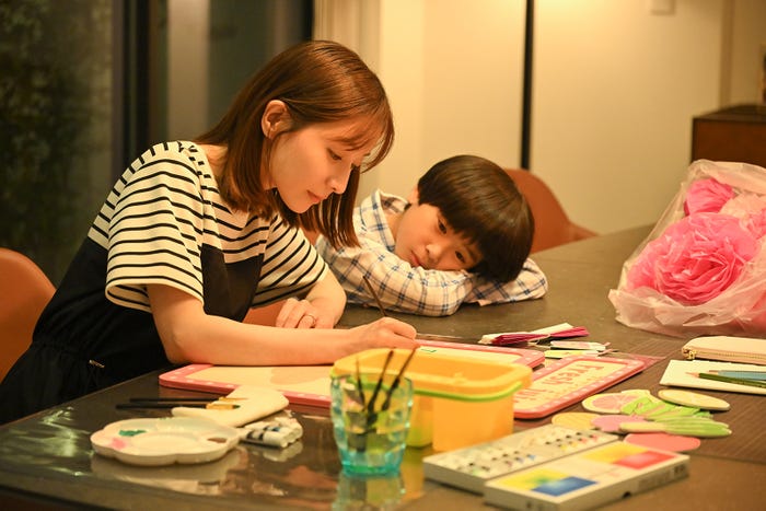 田中みな実、高嶋龍之介「フェイクマミー」第4話(C)TBS