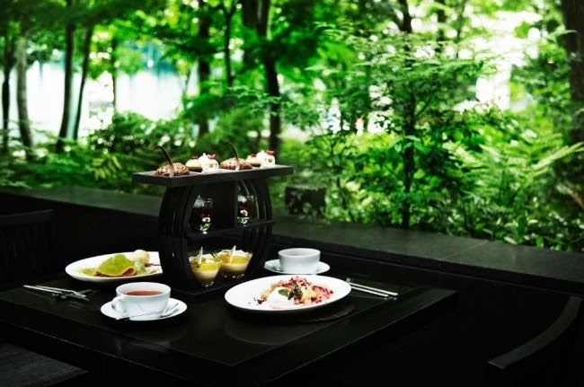 アフタヌーン スイーツセット「フォレ デセール」3,000円（税込み・サービス料別途）／画像提供：アマン東京