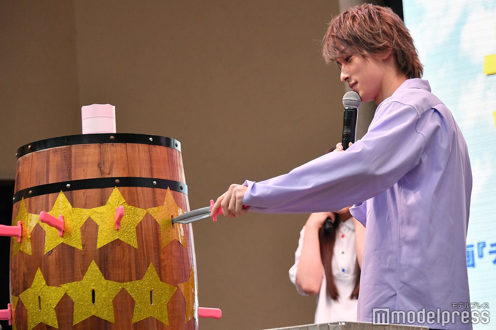 恐る恐る刺す横浜流星（C）モデルプレス