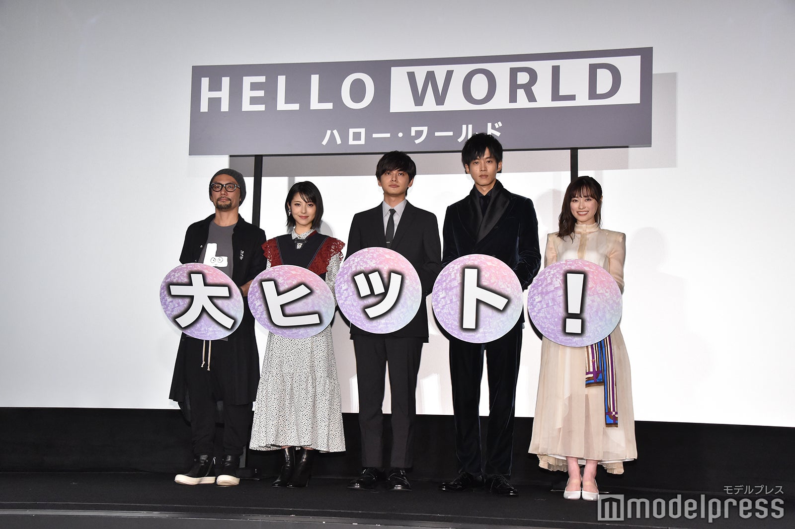 （左から）伊藤智彦監督、浜辺美波、北村匠海、松坂桃李、福原遥（C）モデルプレス