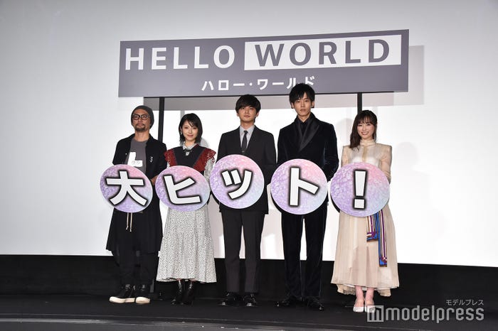 (左から)伊藤智彦監督、浜辺美波、北村匠海、松坂桃李、福原遥(C)モデルプレス