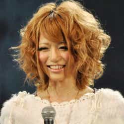 モデルプレス - 松岡里枝、キュートなミニワンピで人気雑誌に初登場