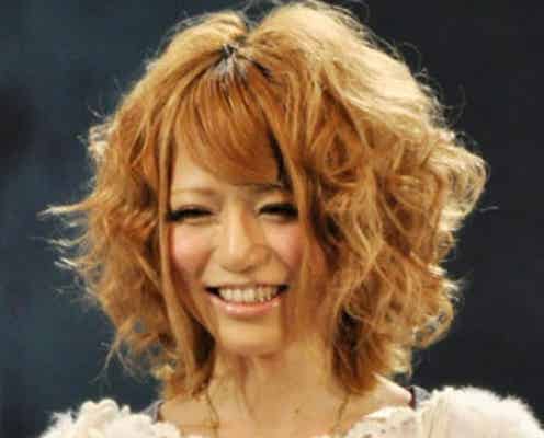 松岡里枝、キュートなミニワンピで人気雑誌に初登場