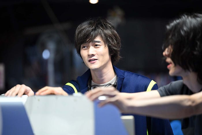 柳俊太郎、山崎賢人 「アトムの童」第2話より(C)TBS