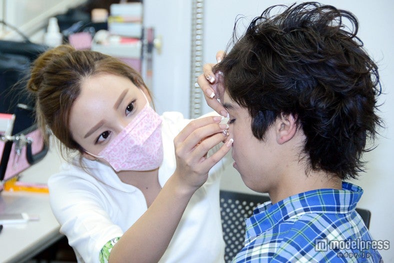 メイクを施すざわちん（左）