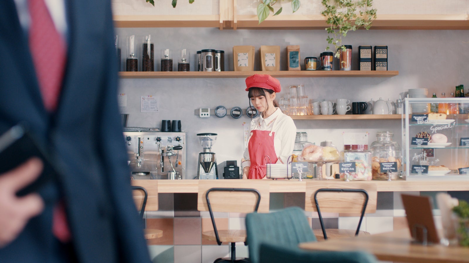 齋藤飛鳥／新TVCM「営業さん、交渉する」篇より（提供写真）