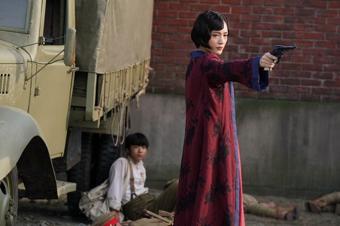 羽村仁成、綾瀬はるか(C)2023「リボルバー・リリー」フィルムパートナーズ