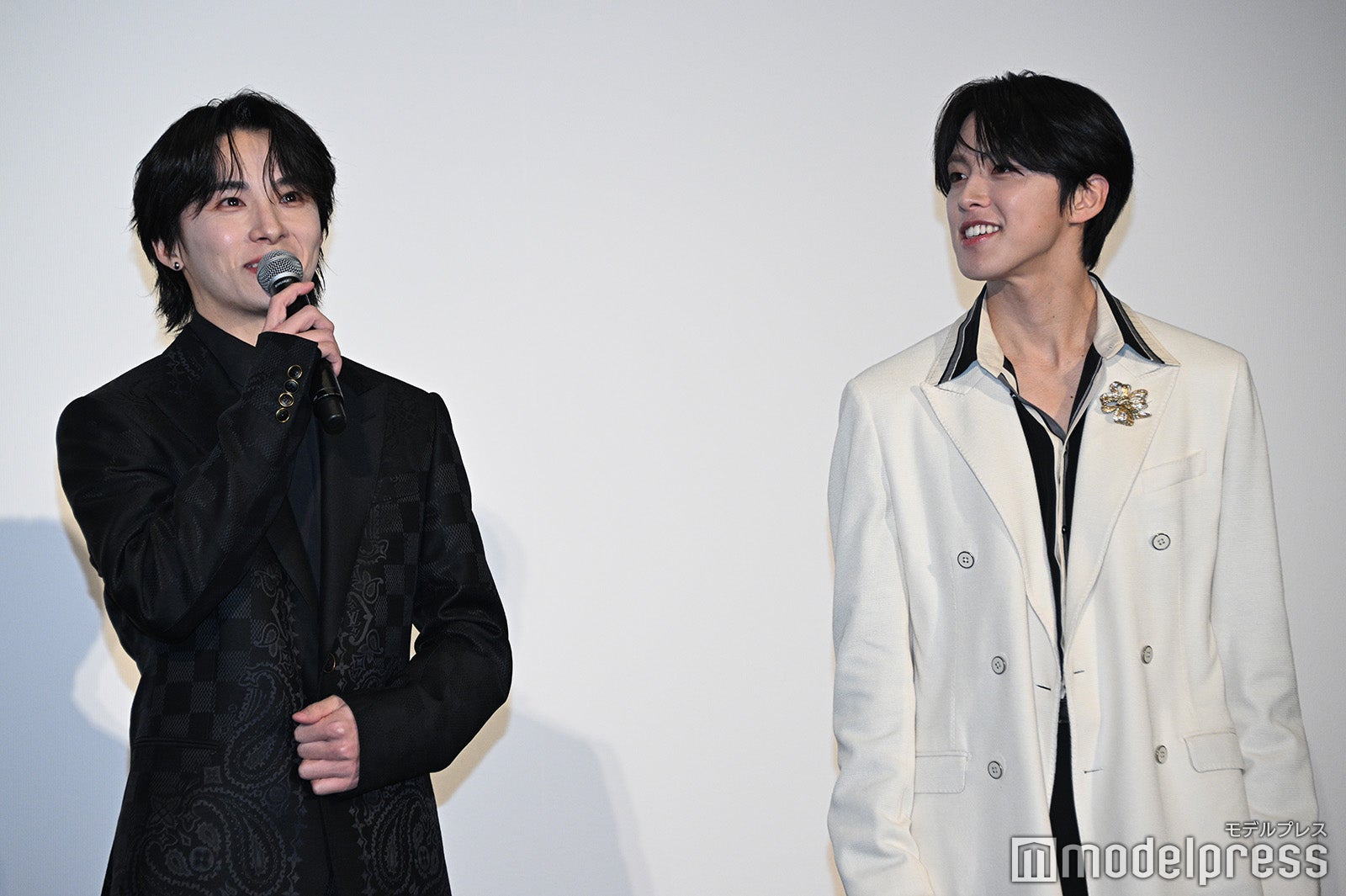 川西拓実の挨拶を優しい笑顔で見守る河野純喜（C）モデルプレス