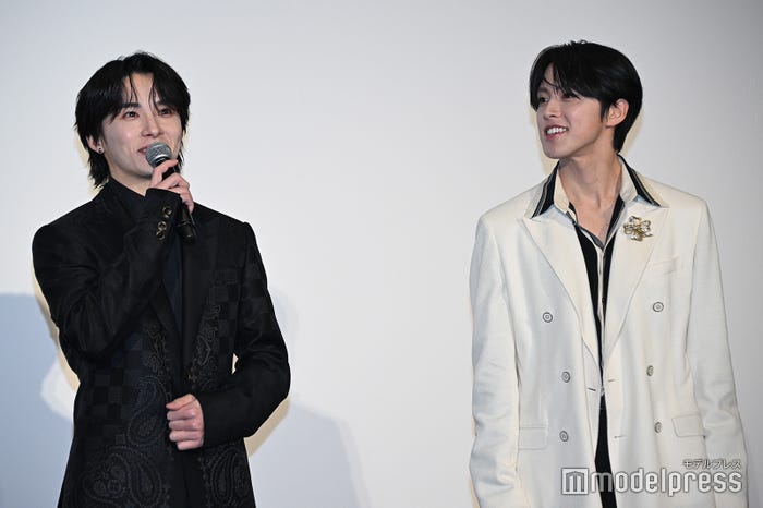 川西拓実の挨拶を優しい笑顔で見守る河野純喜(C)モデルプレス