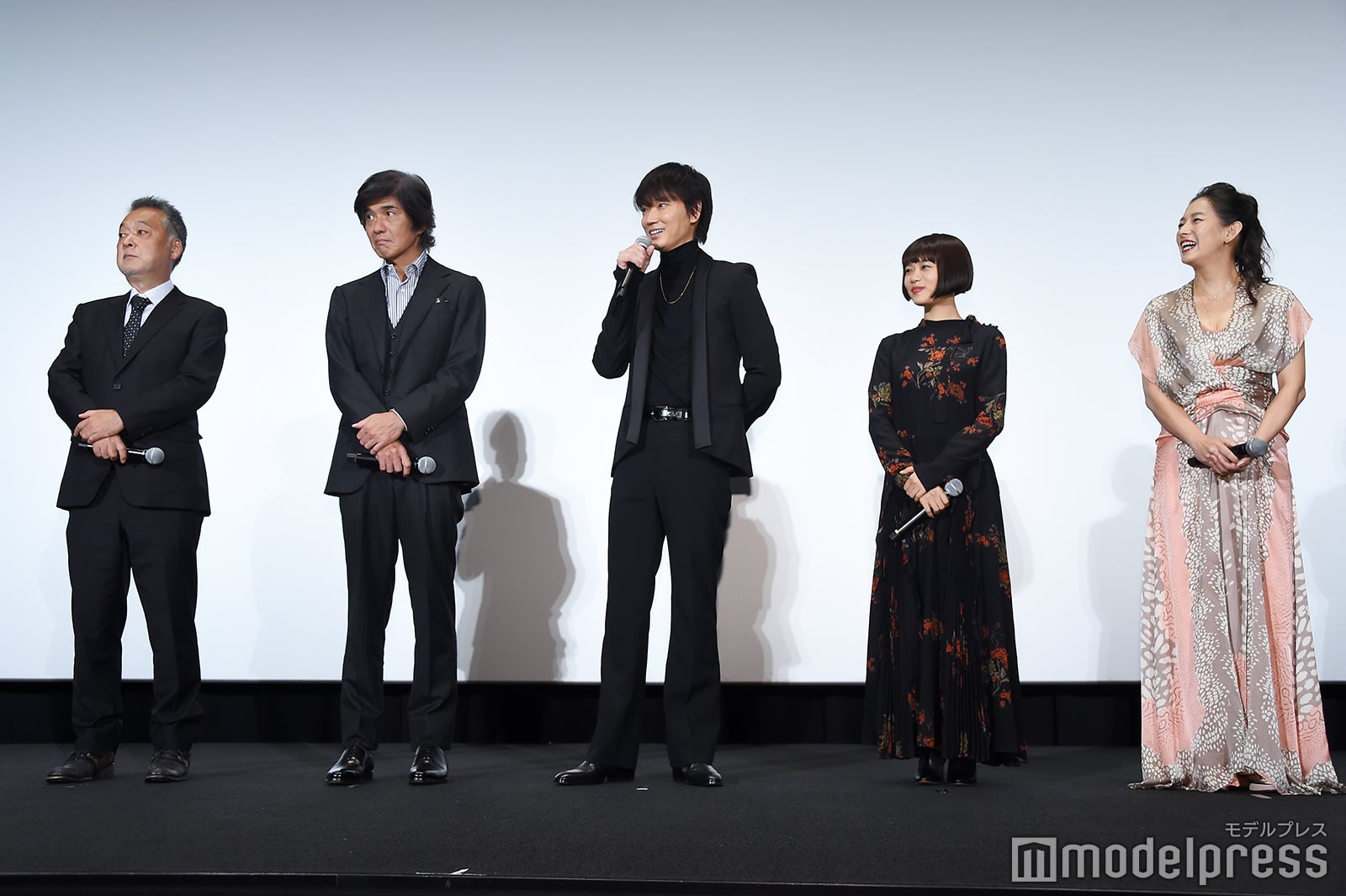 （左から）瀬々敬久監督、佐藤浩市、綾野剛、杉咲花、片岡礼子（C）モデルプレス