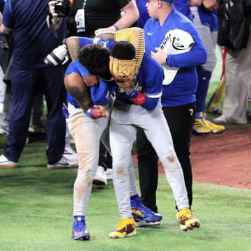 ベネズエラ代表が涙の初V 決勝打のスアレス、カブレラ打撃コーチも大粒の涙こぼす 悲願の優勝にナインが感極まる