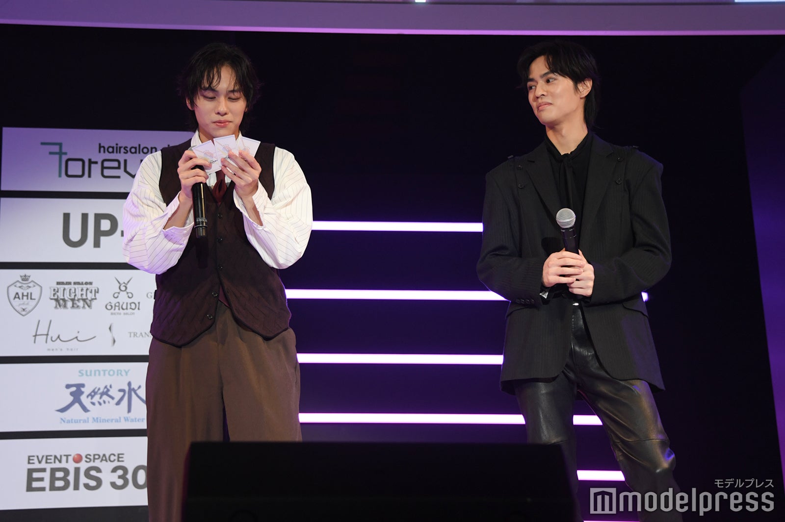 一度しまったお題をカンニングする山下幸輝、奥野壮（C）モデルプレス