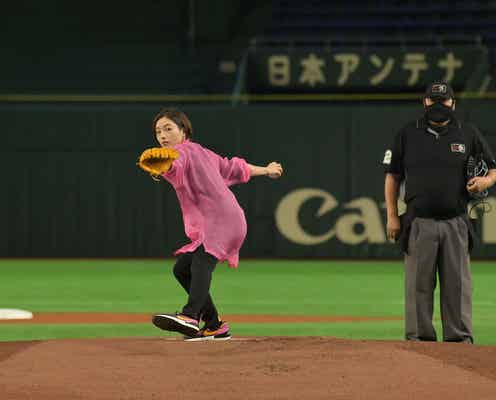 石原さとみ、ショートカットに大胆イメチェン姿で始球式 斎藤雅樹氏のサイドスロー投法披露