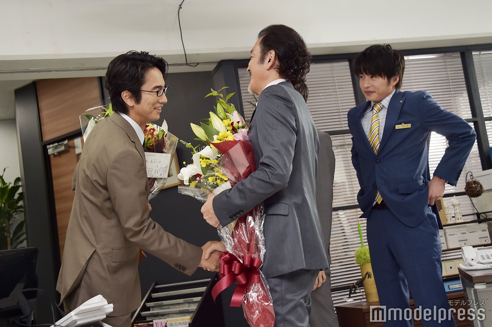 握手を交わす眞島秀和と吉田鋼太郎。（C）モデルプレス