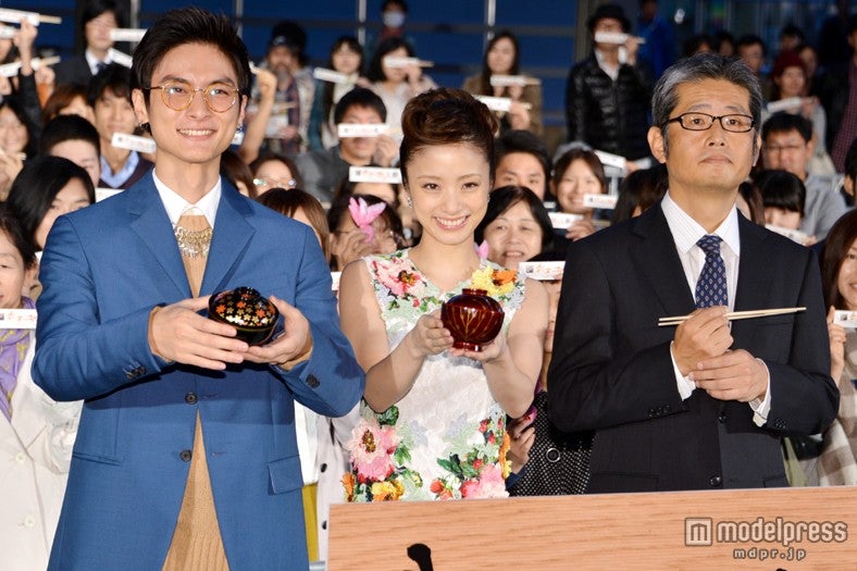 （左より）高良健吾、上戸彩、朝原雄三監督